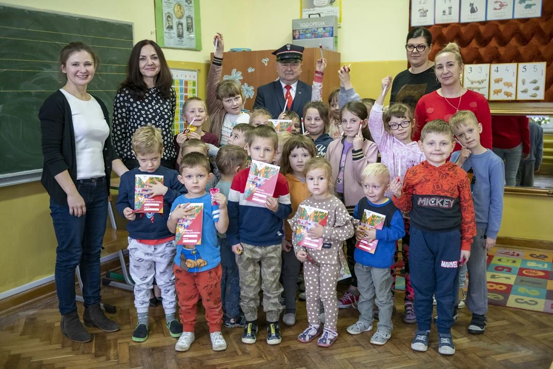 Kierownik pociągu opowiedział dzieciom o kolei (zdjęcia) - Zdjęcie główne