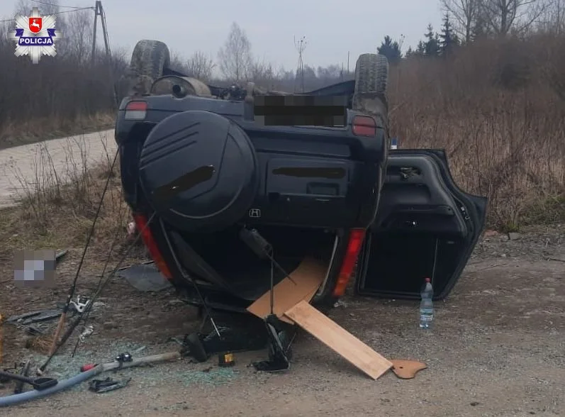 Radzyń Podlaski. Dachowanie samochodu. Kierowca miał prawo jazdy od kilku dni