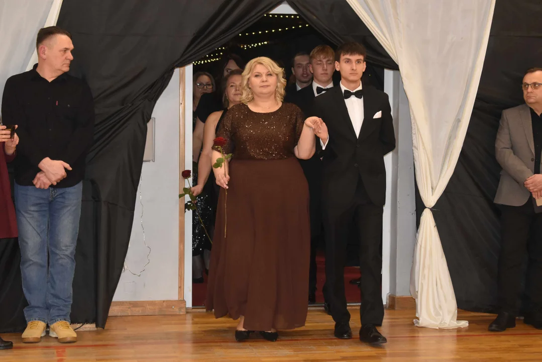 Piękni i młodzi. Maturzyści z KEN-u już po polonezie (zdjęcia część 2) - Zdjęcie główne