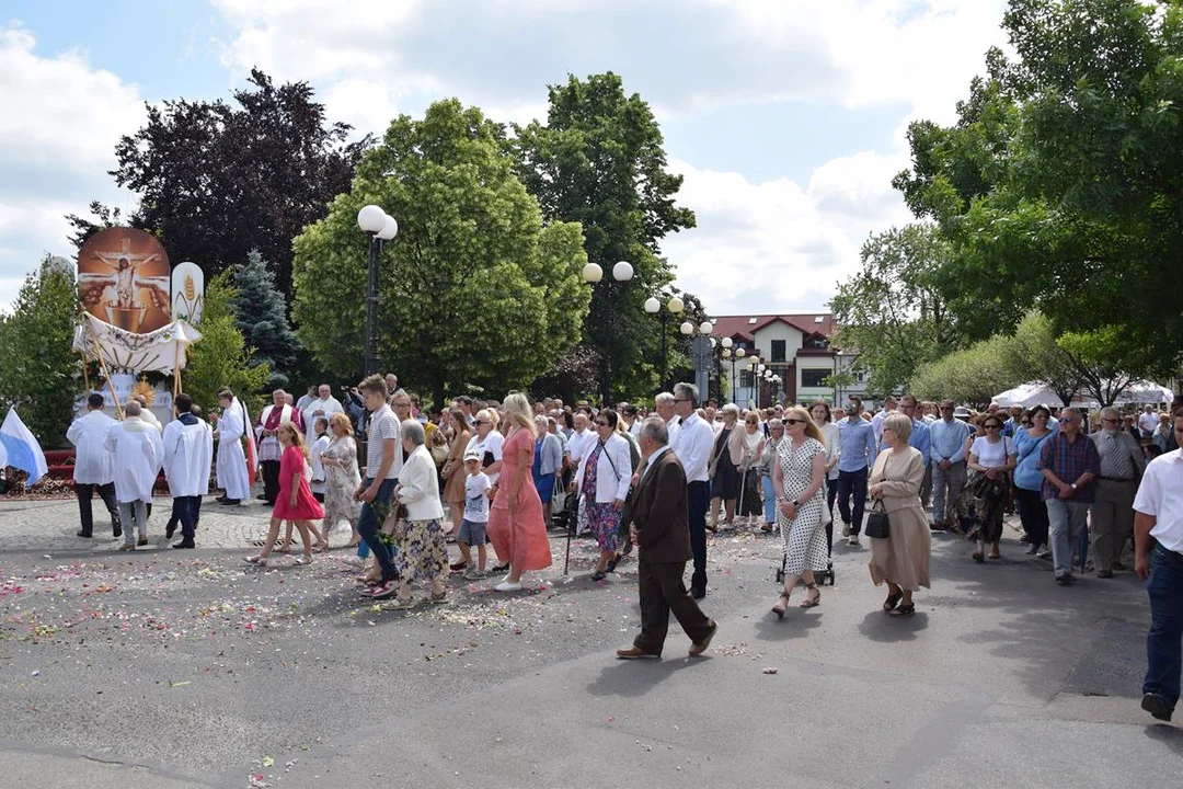 Biała Podlaska: Procesja Bożego Ciała na placu Wolności