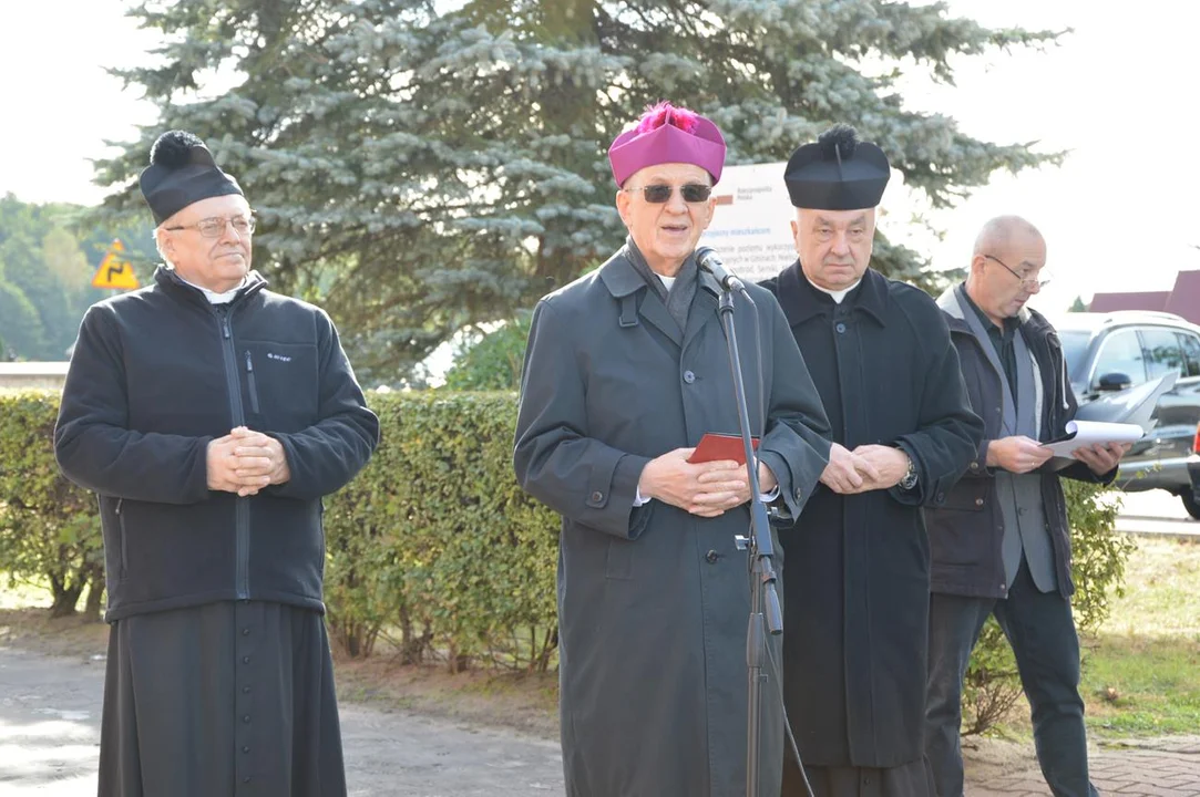 Uroczystość odłonięcta tabicy pamiątkowej poświęconej chodelskim Żydom zamrodowanym podczas akcji „Reinhardt”