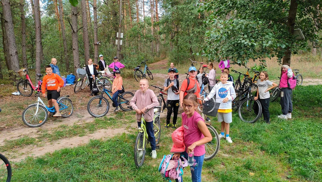 Rowerowy rajd z biblioteką w Trzebieszowie