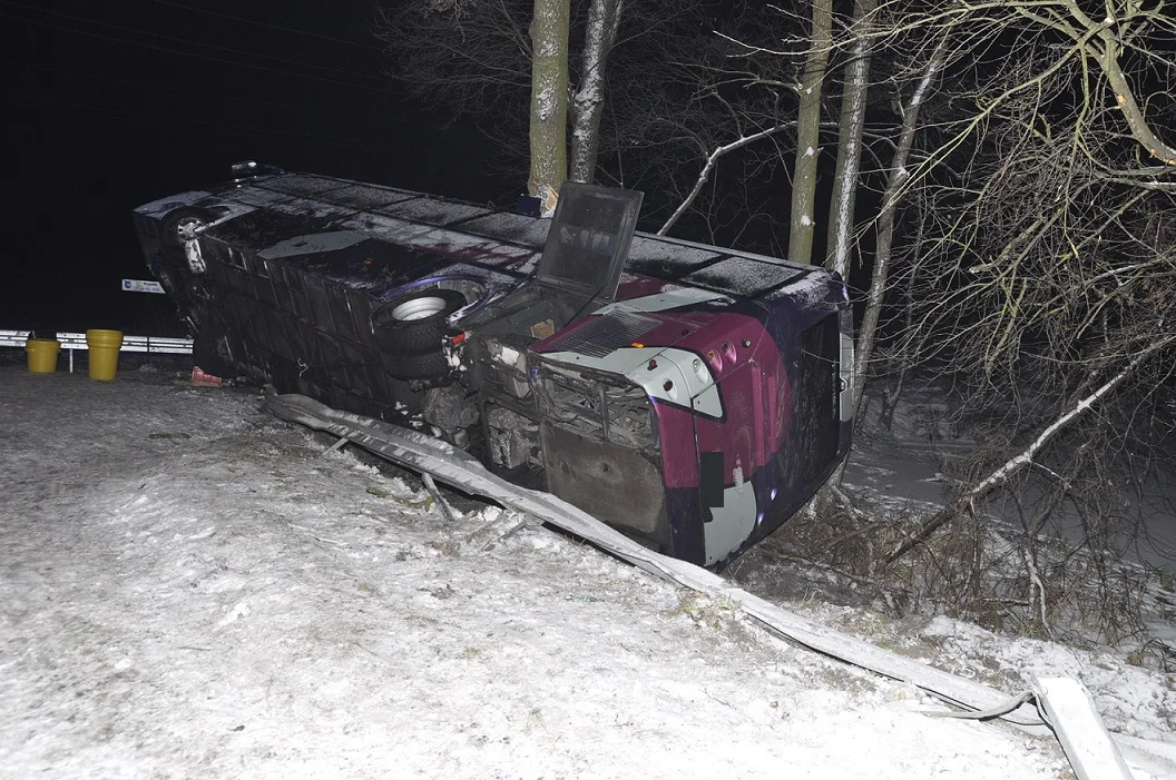 Powiat bialski: Autokar z obywatelami Ukrainy przewrócił się na bok i uderzył w drzewo - Zdjęcie główne