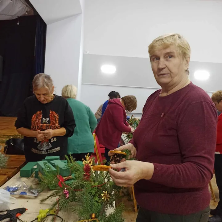 Seniorzy z gminy Trzebieszów zrobili świąteczne stroiki