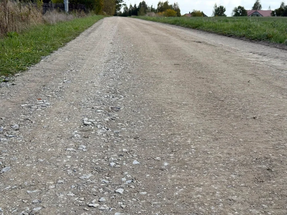Recykler w akcji. Trwa renowacja dróg tłuczniowych w gminie Wąwolnica