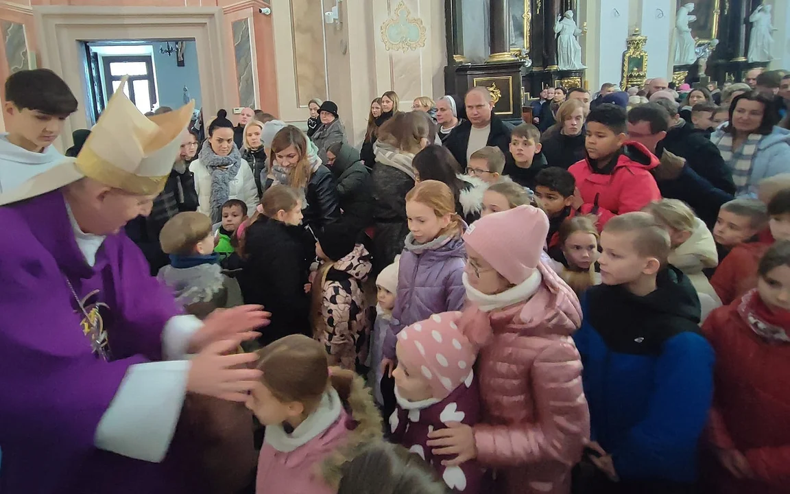 Dzieci z rodzicami modliły się podczas mszy św. z udziałem Bpa Grzegorza Suchodolskiego. Błogosławieństwo przez nałożenie rąk