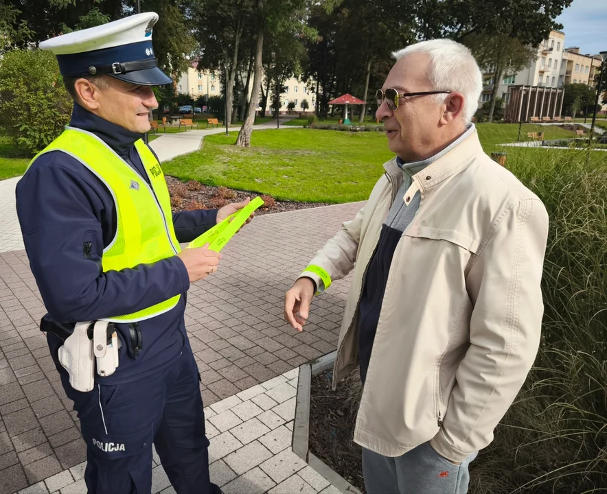 Policjanci rozdają odblaski