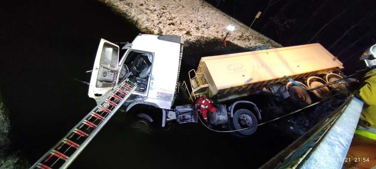 Powiat parczewski: Ciężarówka wjechała do kanału. Pomogli strażacy