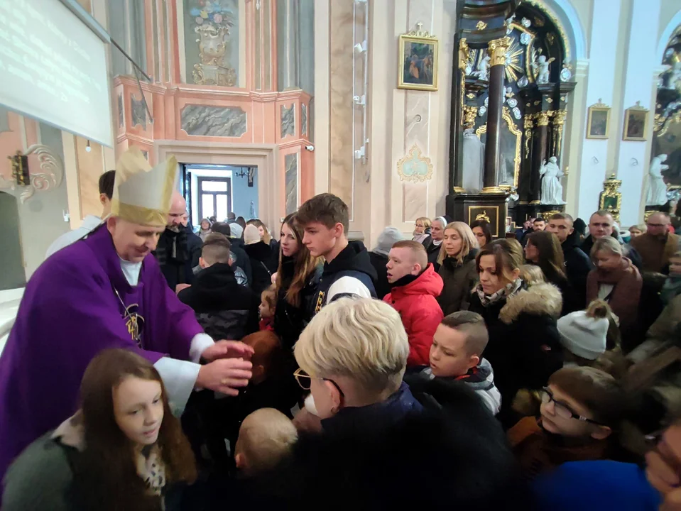 Dzieci z rodzicami modliły się podczas mszy św. z udziałem Bpa Grzegorza Suchodolskiego. Błogosławieństwo przez nałożenie rąk