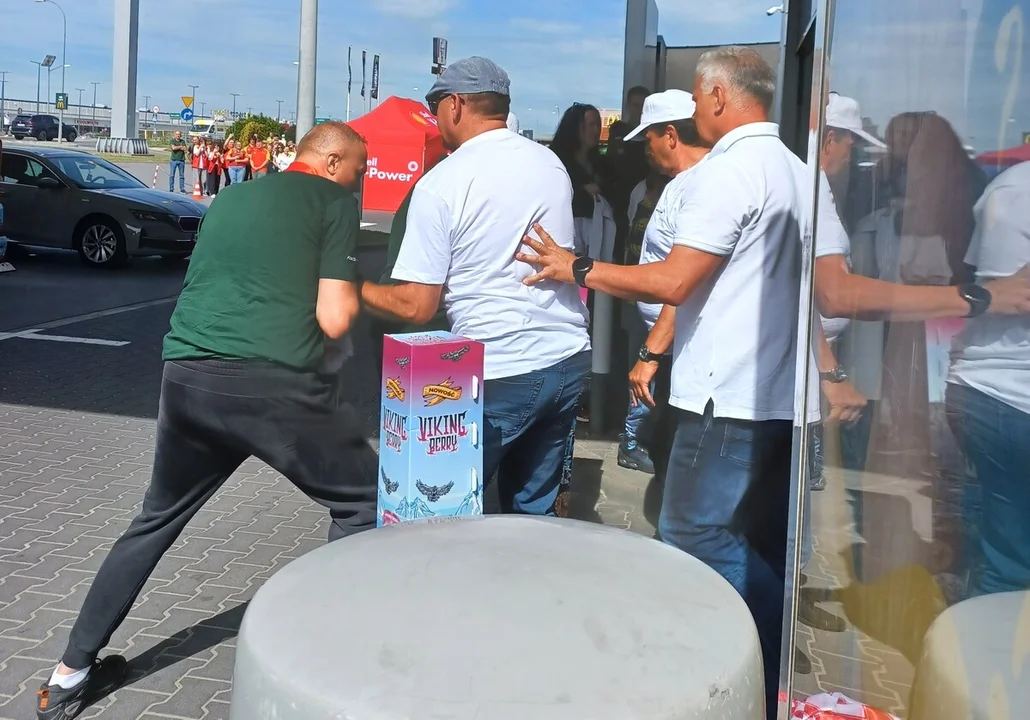 Uzbrojeni napastnicy wtargnęli na stację paliw pod Garwolinem. Chwilę później zaroiło się od służb!