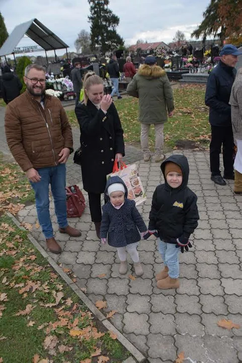 Święto Wszystkich Zmarłych: Pielęgnowanie Pamięci na Cmentarzu w Woli Gułowskiej [ZDJĘCIA] - Zdjęcie główne