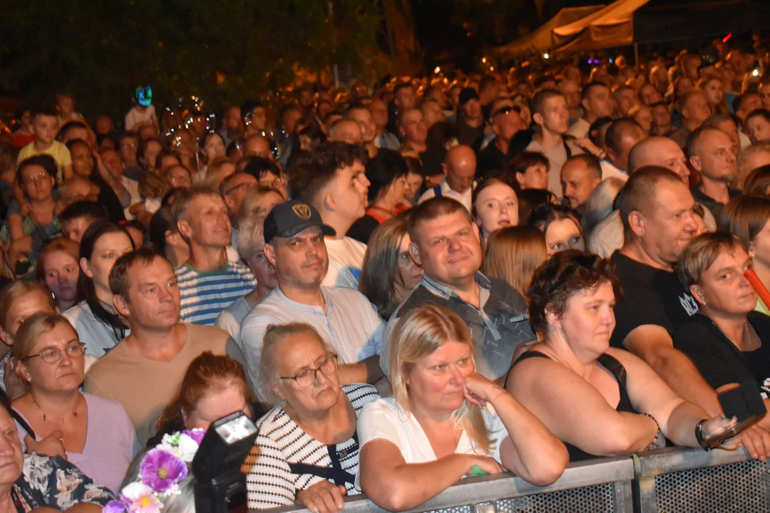 Występy lokalnych zespołów, gwiazda wieczoru "BOYS" oraz świętujący mieszkańcy powiatu