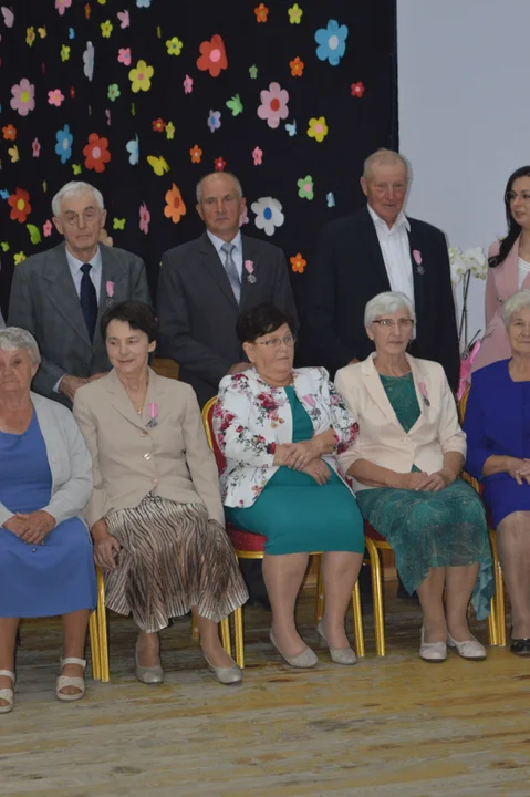 GMINA TRZEBIESZÓW Złoci Jubilaci idą razem przez życie od 50 lat. Uroczystość wręczenia medali od prezydenta RP.