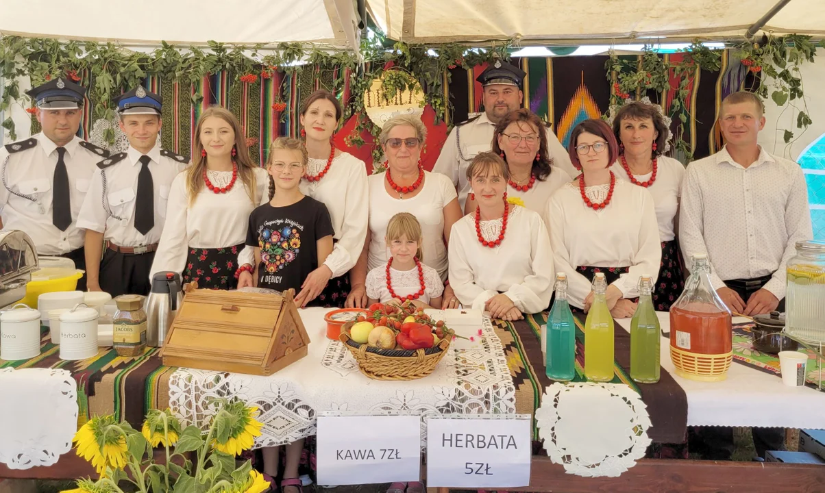 Stoiska KGW w Ostrówku kusiły smakołykami. Co dobrego znalazło się na stołach? (galeria) - Zdjęcie główne