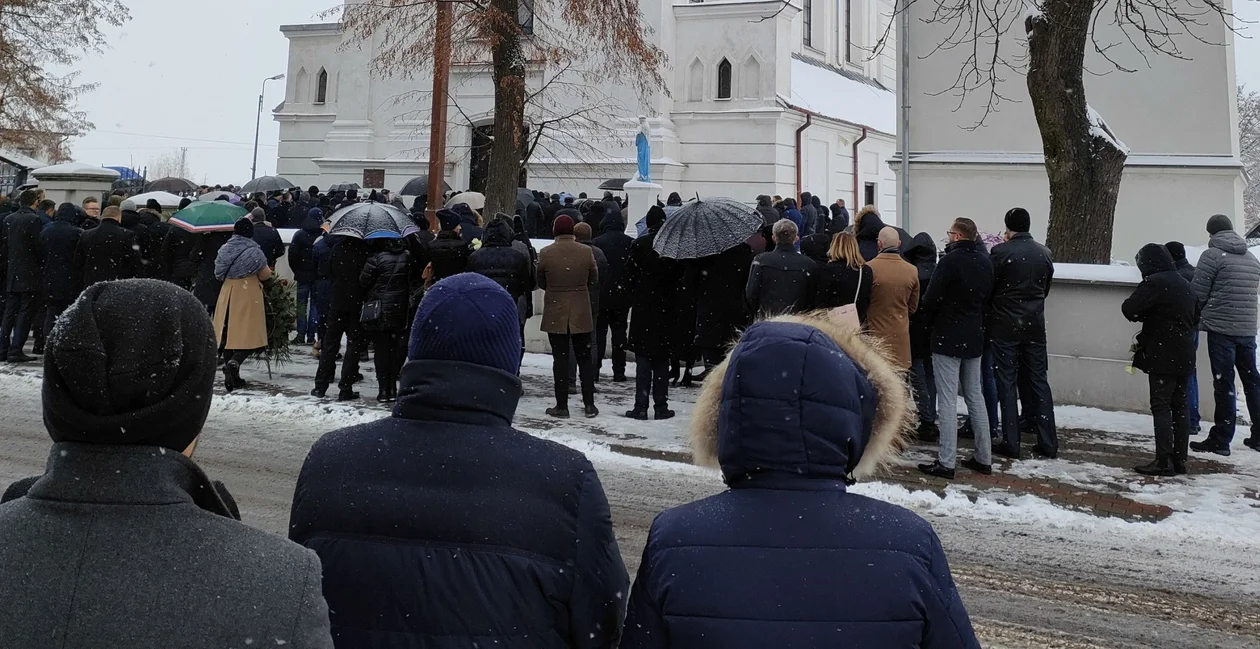 Tłumy pożegnały zamordowaną komornik z Łukowa.  Dziś w Adamowie odbył  się pogrzeb śp. Ewy Kochańskiej