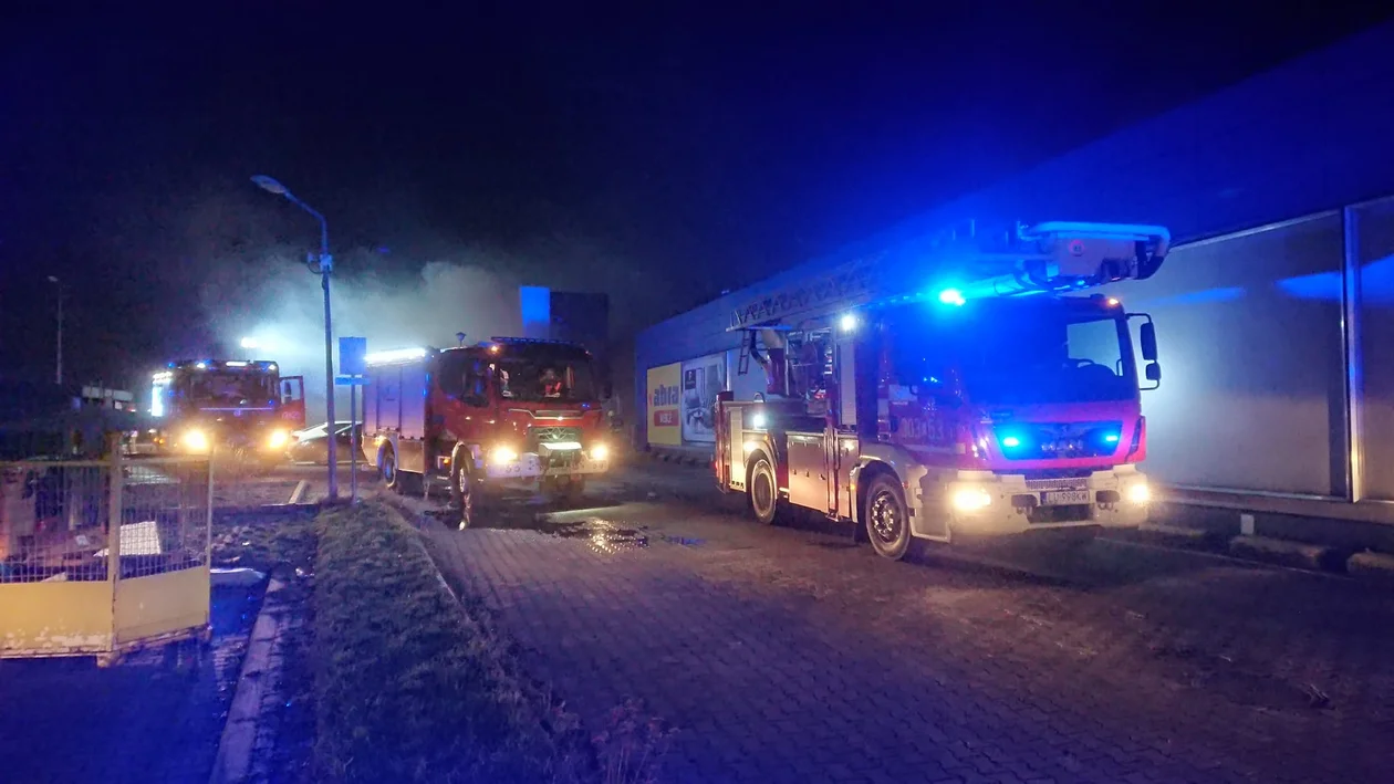 Lublin: Duży pożar przy ul. Łęczyńskiej. Zapalił się magazyn meblowy