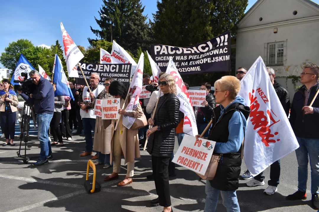 Manifestacja pracowników największego szpitala na Lubelszczyźnie