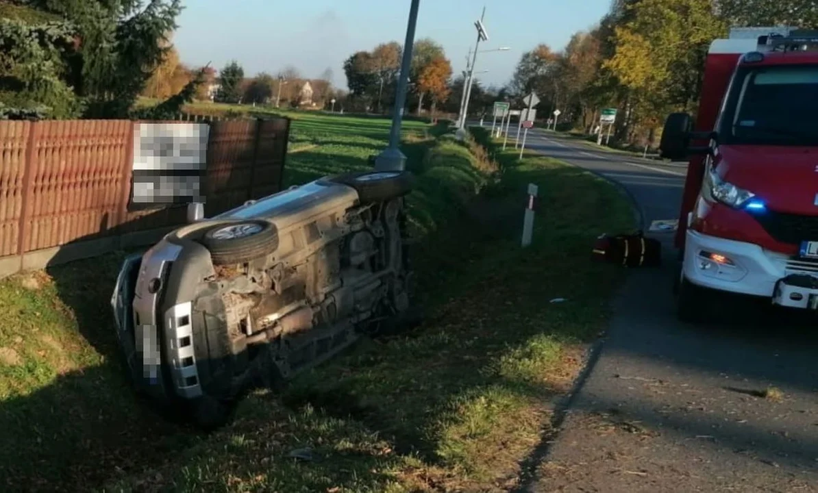 Województwo lubelskie: Ciągnik zderzył się z Chevroletem. Jeden rozpadł się na 2 części, drugi wylądował w rowie