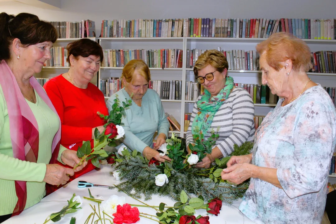 Seniorzy ze Stoczka Łukowskiego złożyli własnoręczną wiązankę pod pomnikiem kapitana "Ostoi"