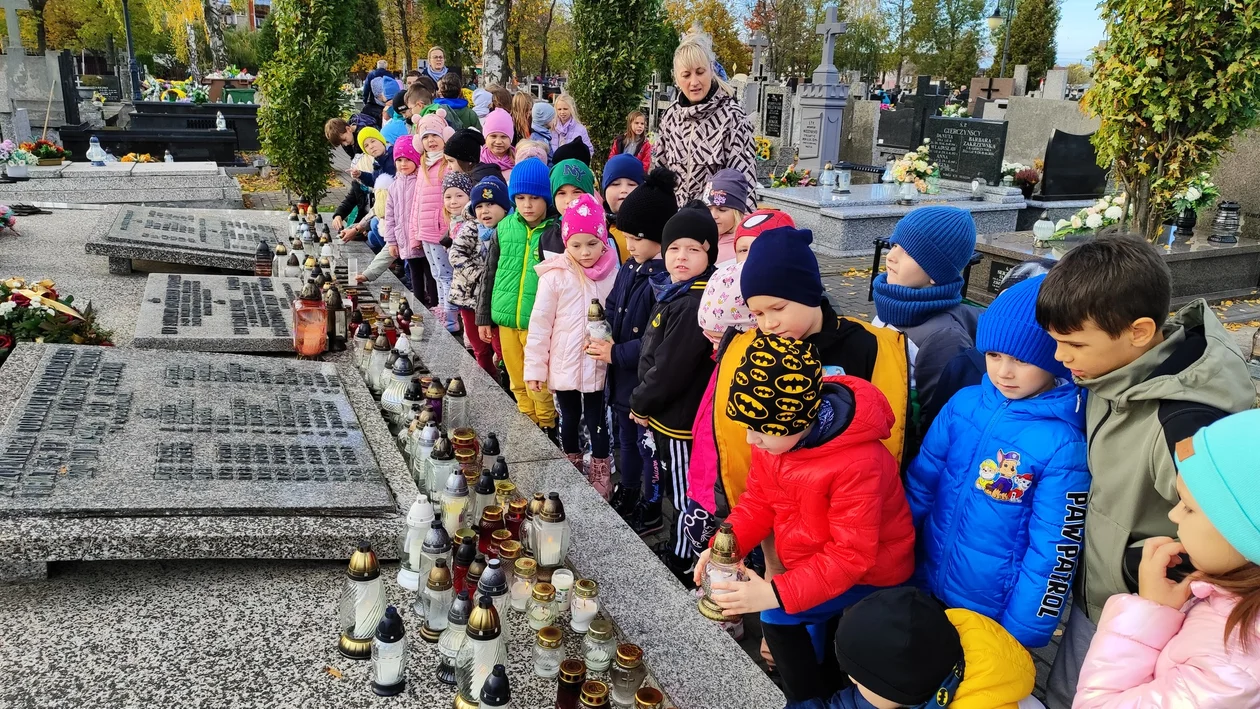 Przedszkolaki z łukowskiej Jedynki z wizytą na cmentarzu