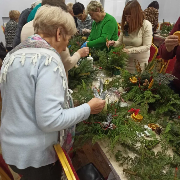 Seniorzy z gminy Trzebieszów zrobili świąteczne stroiki