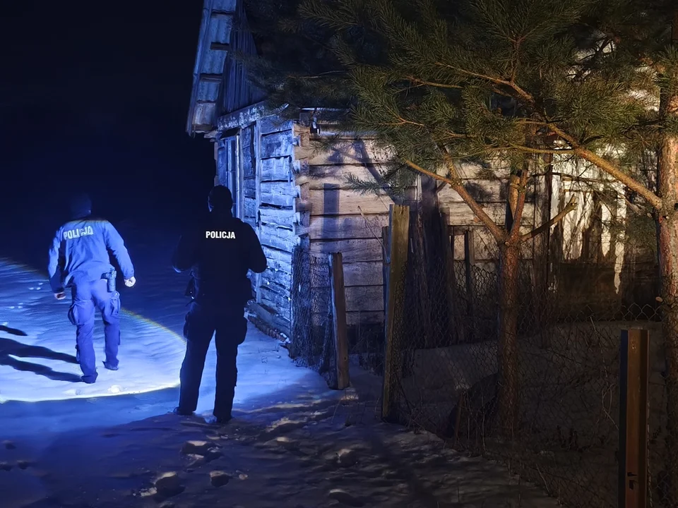 Policjanci przeczesują okolicę. Metr po metrze (foto) - Zdjęcie główne