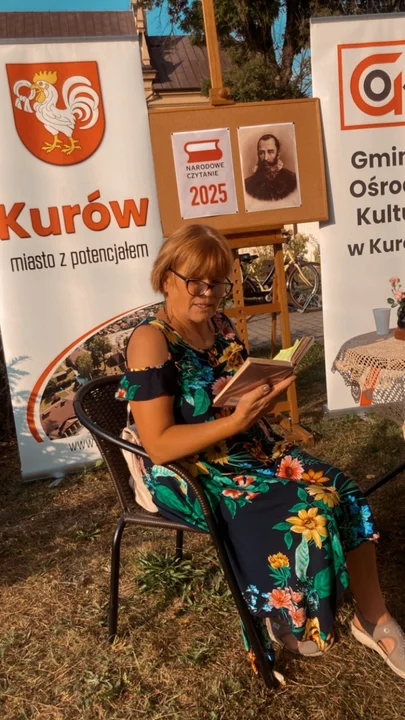 Kurów na literacką nutę. Narodowe Czytanie z Janem Kochanowskim przed biblioteką