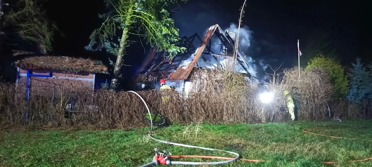 Domek letniskowy stanął w ogniu. Pożar gasiło aż siedem zastępów