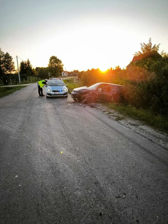 Powiat łęczyński: BMW czołowo zderzyło się  z innym autem i dachowało. Kierowca nietrzeźwy