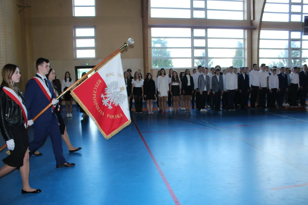 Ślubowanie uczniów klas pierwszych w „Alejach” - Zespole Szkół Nr 1 im. Henryka Sienkiewicza w Łukowie. Życzenia od dyrekcji i samorządu uczniowskiego