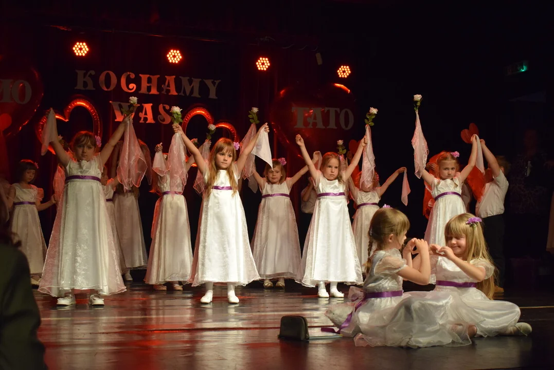 Dzieci z Przedszkola nr 2 dla mamy i taty (zdjęcia) - Zdjęcie główne