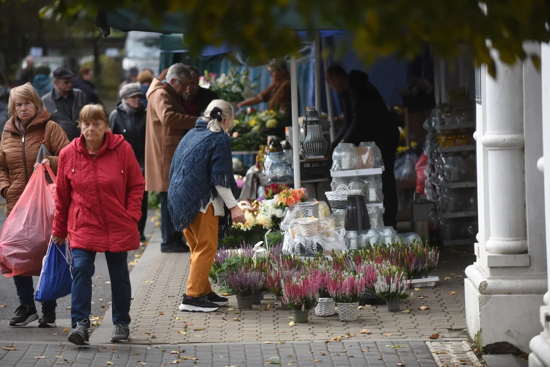 Ceny spadły w dół. Ile zapłacimy za znicze, a ile za kwiaty przy cmentarzu? - Zdjęcie główne