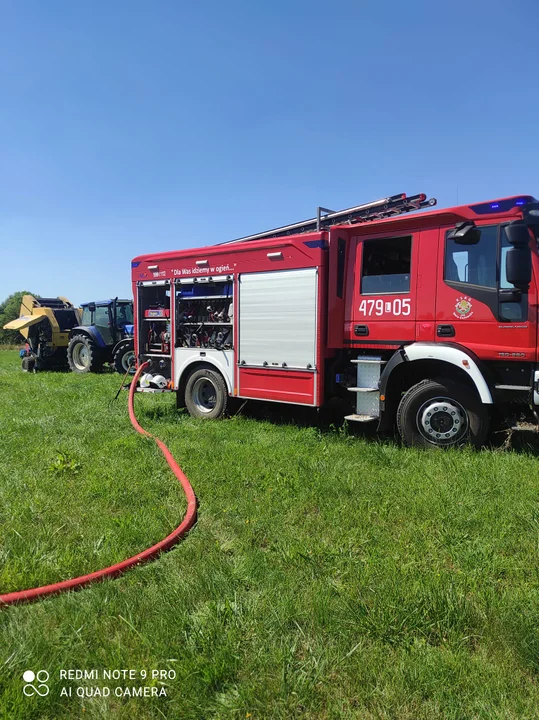 Pożar prasy belującej oraz zboża w Krzówce. Interweniowali strażacy