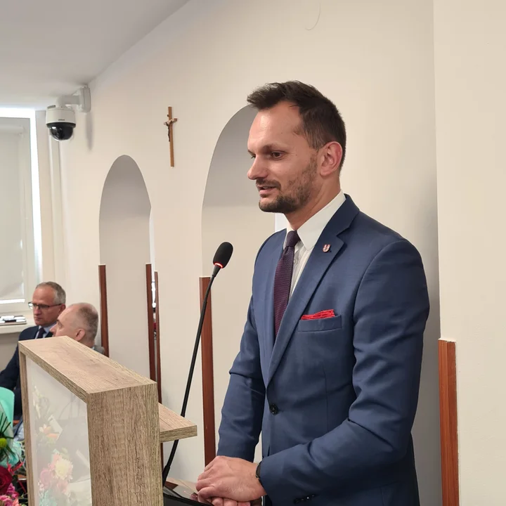 Wotum zaufania i absolutorium dla wójta Kamila Lewandowskiego. Rada Gminy Puławy z pozytywną oceną działań samorządu