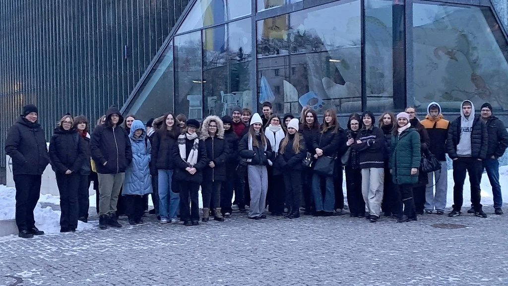 Uczniowie II LO na wycieczce w warszawie. Widzieli spektakl "1984" i zwiedzili Muzeum POLIN (zdjęcia) - Zdjęcie główne