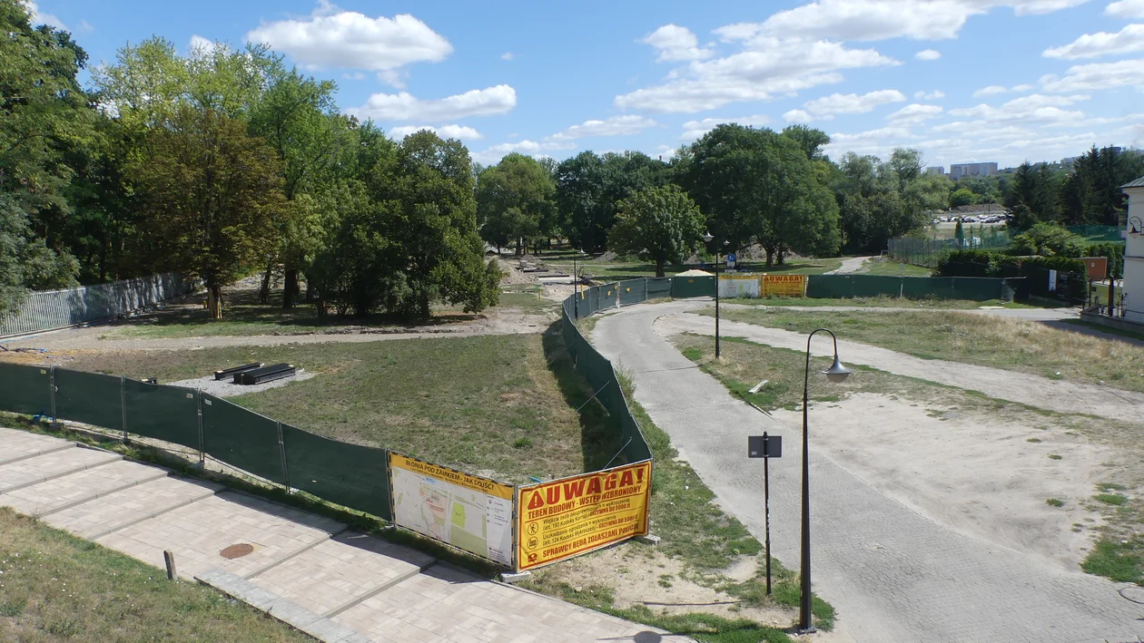 Rewitalizacja Błoni Pod Zamkiem. Co się dzieje na placu budowy? (ZDJĘCIA) - Zdjęcie główne