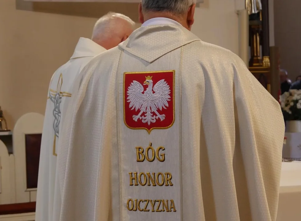 Nawet ksiądz w patriotycznym ornacie (foto) - Zdjęcie główne
