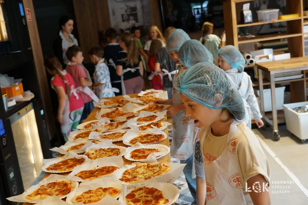 Wakacje z ŁOK. Dzieci piekły własne bułki, chałki oraz pizzę