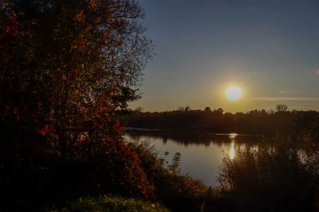 Jesienny bulwar nad Wisłą