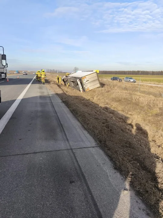 Samochód ciężarowy wpadł do rowu