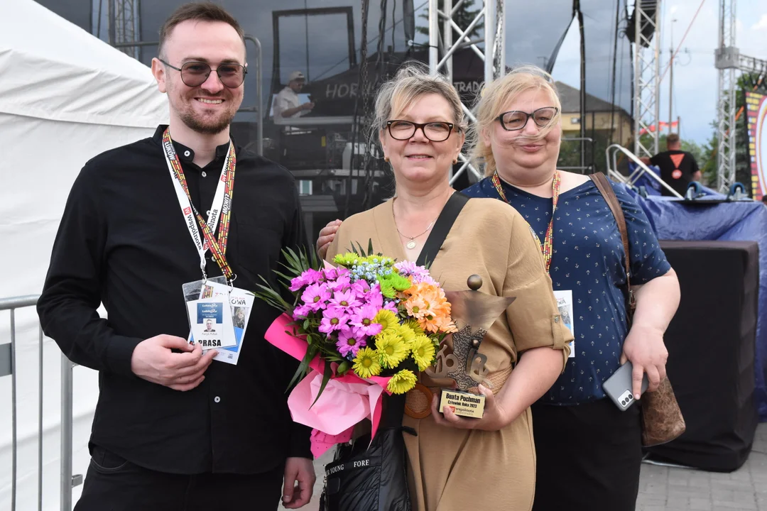 Beata Pochman ze statuetką Człowieka Roku Ziemi Łukowskiej