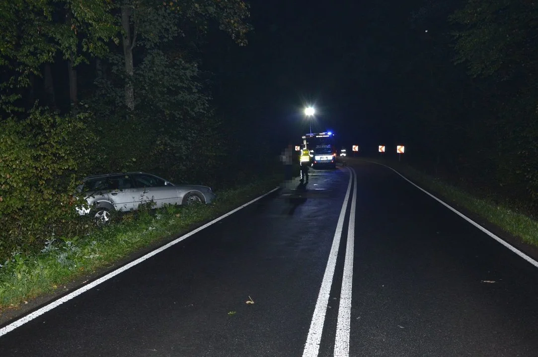 Powiat bialski: Samochód wjechał do rowu i uderzył w skarpę. Nastoletni pasażer ranny