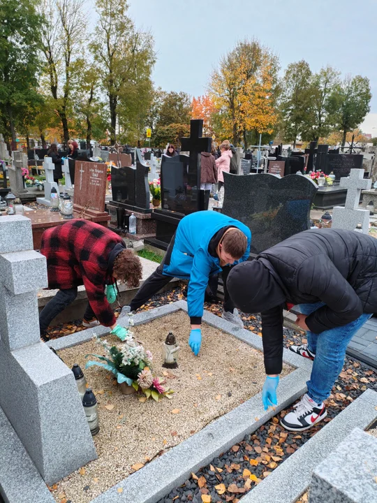 Uczniowie "Rolnika" zadbali o nagrobki na łukowskich cmentarzach