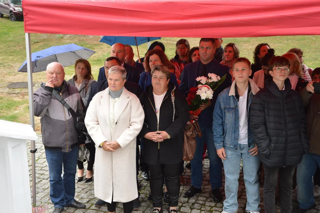 Odsłonięcie tablicy pamiątkowej poświęconej Żydom z Józefowa nad Wisłą zamordowanym podczas akcji "Reinhard"