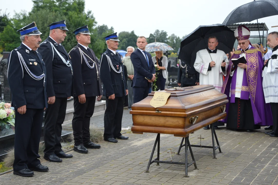 Uroczystość pogrzebowa proboszcza parafii w Ratoszynie ks. Józefa Rychtera