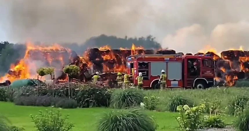 Groźny pożar słomy w Piaskach. Z ogniem walczyło osiem zastępów straży pożarnej - Zdjęcie główne