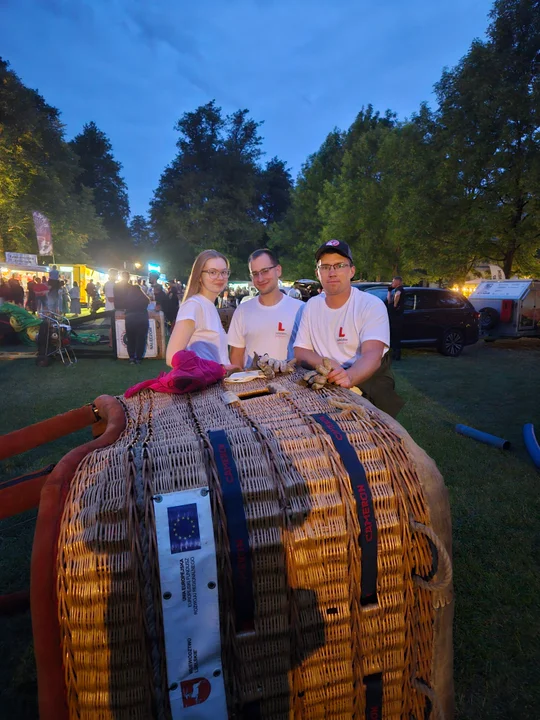 Nałęczów rozbłysnął nocą. Magiczny pokaz balonów zachwycił publiczność