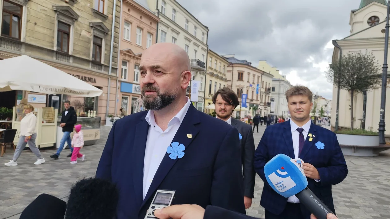 Poseł Pejo: "Jeśli Ukraina nadal będzie pluć w twarz Polakom to niestety nie będzie pomocy z naszej strony". Akcja Konfederacji  na lubelskim deptaku