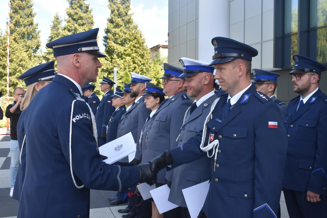 Policjanci z powiatu puławskiego odebrali awanse z okazji Święta Policji (zdjęcia) - Zdjęcie główne