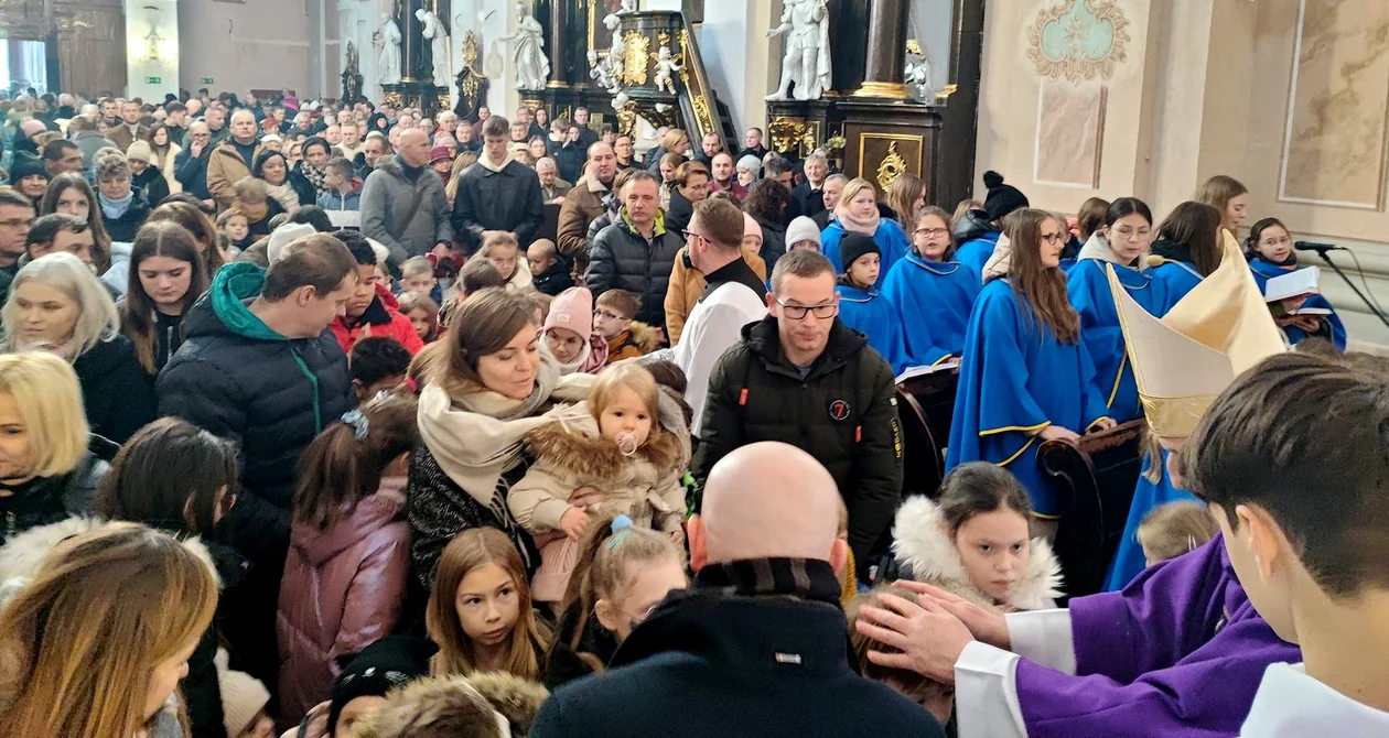 Dzieci z rodzicami modliły się podczas mszy św. z udziałem Bpa Grzegorza Suchodolskiego. Błogosławieństwo przez nałożenie rąk